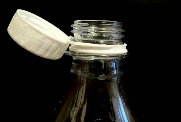 Nem szabadulunk tőlük – Már csak rögzített kupakú műanyag palackokat lehet gyártani