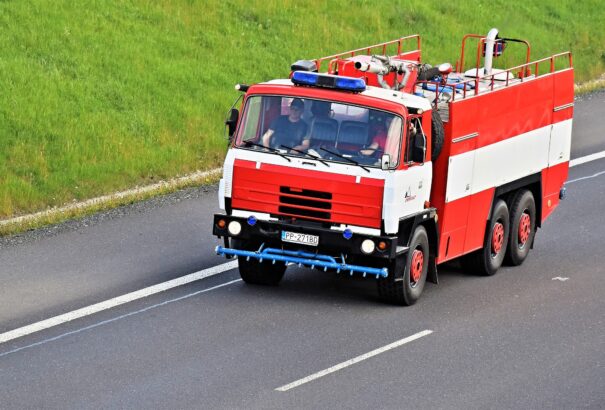 Autóbusz ütközött traktorral Breznóbányán. Többen megsérültek