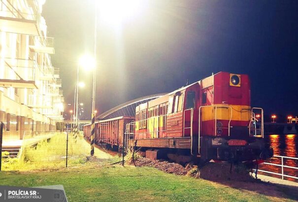 Furcsa vonatbaleset: A Duna-part gyepére futott ki a vonatszerelvény Pozsonyban – Képekkel