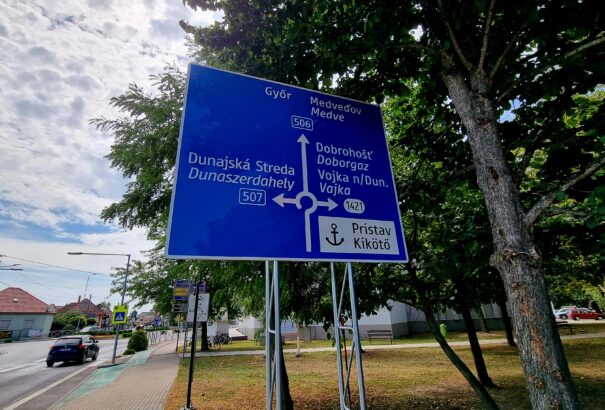 Folytatódik a kétnyelvű útjelzőtáblák kihelyezése Nagyszombat megyében. Gyimesi György és Berényi József Bősön tartott sajtótájékoztatót