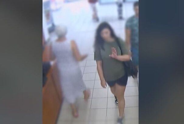 Észrevette a vásárló jelzését az eladó, megmentették a rendőrök a bántalmazott nőt