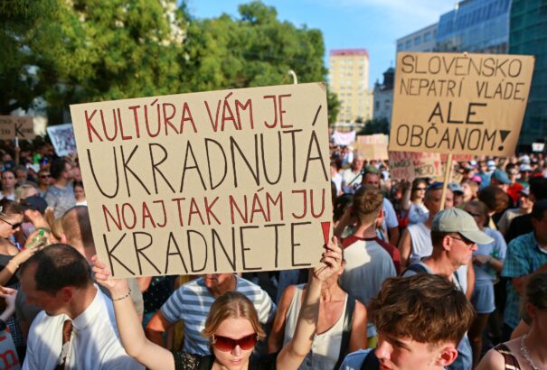 A koalíció elutasítja a miniszterek ellen irányuló durva támadásokat