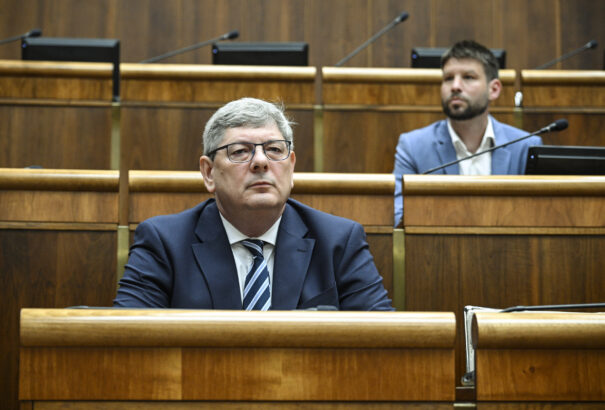 Csak szeptemberben tárgyal a parlament Susko leváltásáról