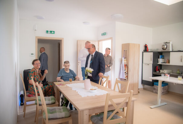 Nagyszombat megye öt szociális családi házat adott át a Dunaszerdahelyi járásban