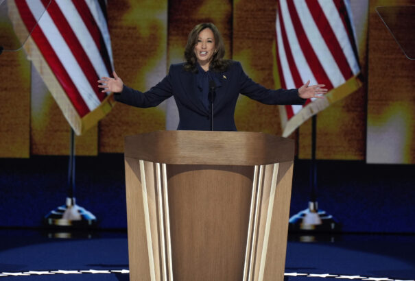 Kamala Harris „új és előrevivő utat” ajánlott a demokrata elnökjelölő konvenciót lezáró beszédében