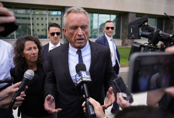 Amerikai elnökválasztás: Robert Kennedy visszaléphet Trump javára