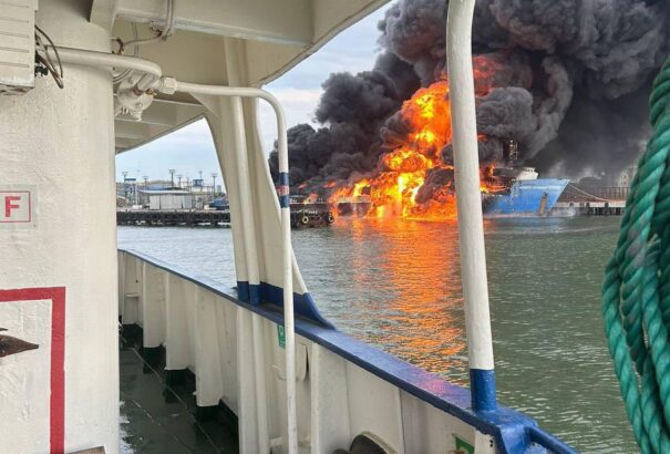 Felrobbant egy orosz komp, hatalmas lángokkal ég a fedélzet