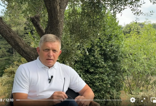 Fico kiáll Boris Susko és Martina Šimkovičová mellett