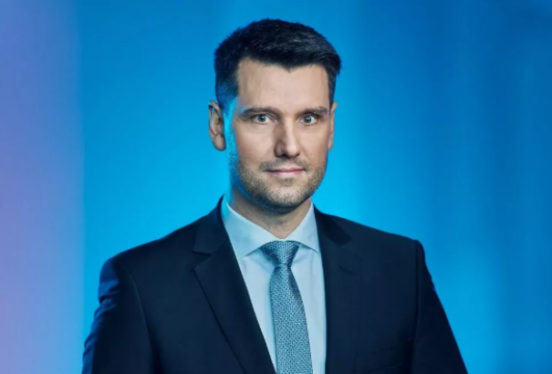 Szeptembertől Marek Gudiak vezeti a köztévé 5 perc múlva 12 című műsorát