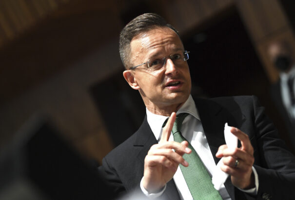 Közel-keleti konfliktus: Szijjártó szerint a 24. órában vagyunk, összeültek a Fehér Ház nemzetbiztonsági illetékesei is