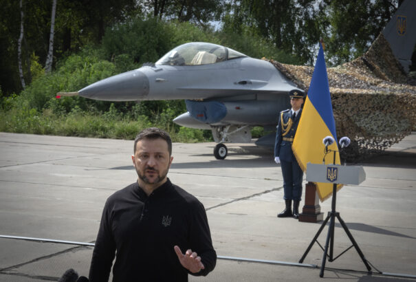 Ukrán elnök: megérkeztek az első F-16-osok