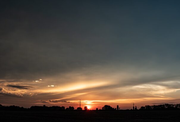 Felhős, de meleg idővel indul a hét