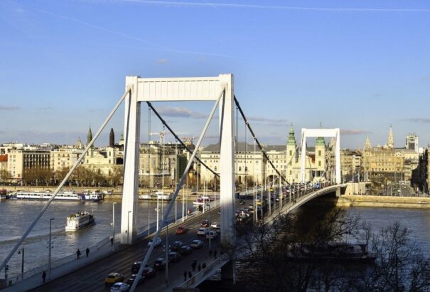 Bulizókat sodort a Dunába az Ördög-árok kifolyóból kizúduló csapadékvíz az Erzsébet hídnál