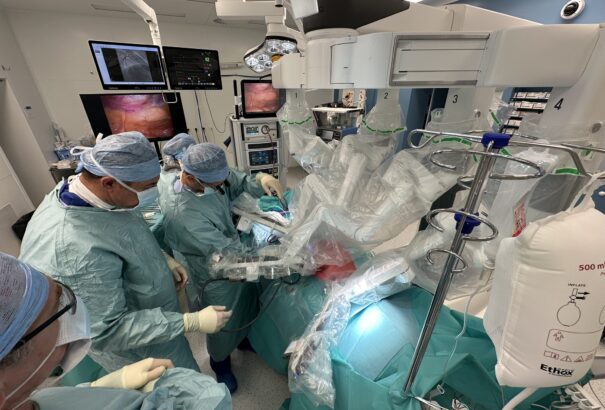 Egyedülálló szívműtétet hajtottak végre az Agel kassai kórházában. A beavatkozásnál a da Vinci robot segédkezett