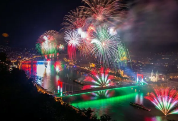 Magyarország több száz programmal és tűzijátékkal emlékezik Szent István királyra