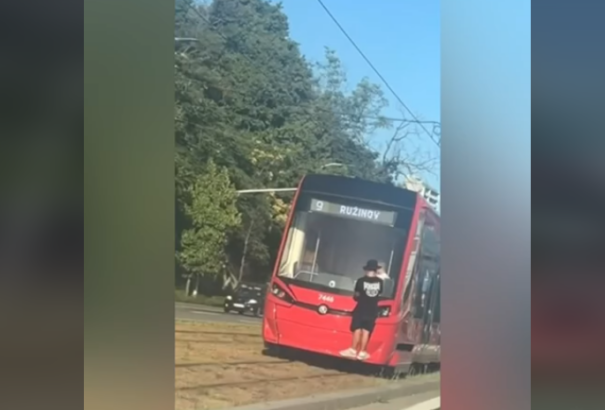 A villamosra felkapaszkodva utazott egy férfi Pozsonyban. A rendőrség keresi (videóval)