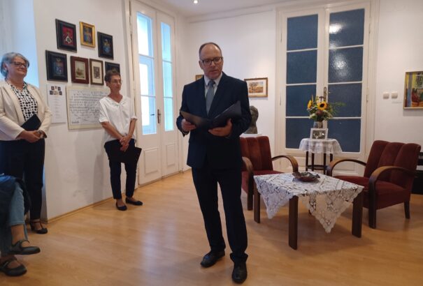 Emlékkiállítás és nívós kultúrműsor jelezte az élő tiszteletet Vavrikné Szarka Erzsébet festőművész születése 100. évfordulója alkalmából