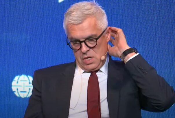 A Globsec felengedte Korčokot a színpadra, hogy egy órán keresztül szidja Orbán, Ficót és a V4-eket