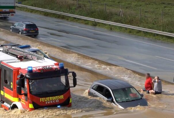 Teljesen ellepte a víz az A2-es autópályát