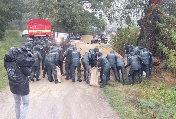Ítéletidő: A rendőrség és a katonaság is gőzerővel dolgozik a Morva töltésének megerősítésén. Az irányított elárasztás sem kizárt