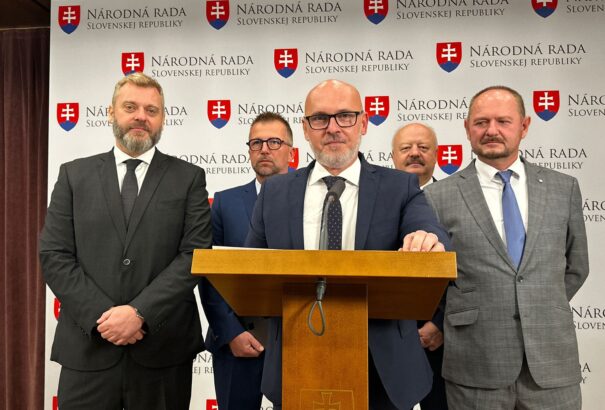 Kínai útja miatt támadja az ellenzék Ficót