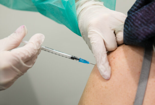 Októbertől adaptált vakcinával fognak oltani a COVID-19 ellen