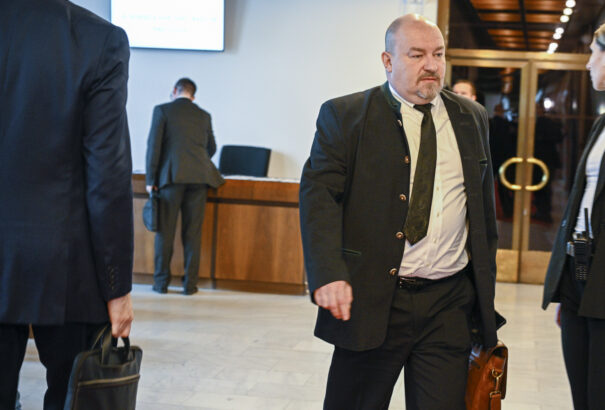 Huliak védekezésre kényszerült, a köztévében nyilvánosan elnézést kért minden nőtől