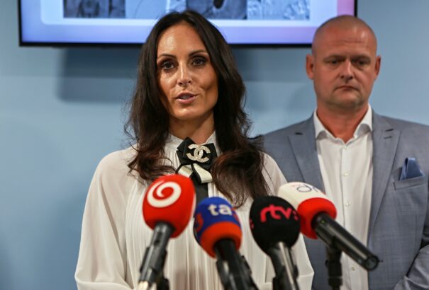 A PS ismét megpróbálja visszahívni Dolinkovát. A miniszter asszony „színháznak” nevezte az egészet