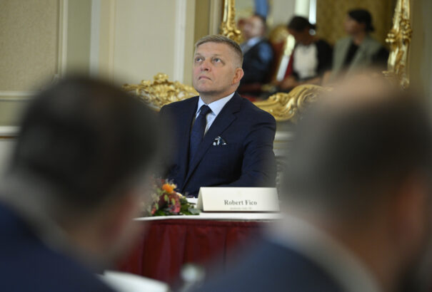 A PS visszavág. Šimečkáék szerint a Fico családjához köthető cégek is állami támogatásban részesültek