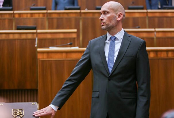 Karol Galek letette az esküt, Sulíkot váltja a parlamentben
