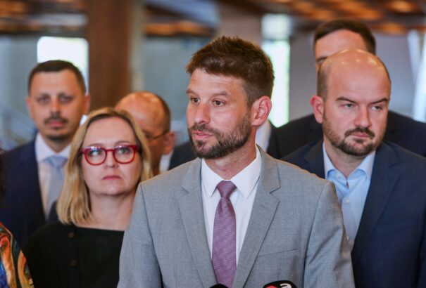 Leváltották Šimečkát a parlament alelnöki posztjáról