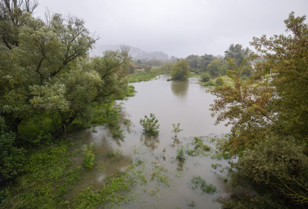 Folytatódik a rendkívül csapadékos és szeles időjárás