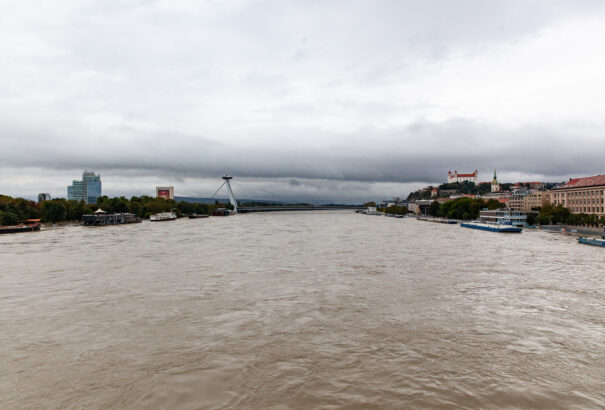 Pozsonyban kedden 950 centiméteren fog tetőzni a Duna. Szerdán kezdetét veszi a vénasszonyok nyara