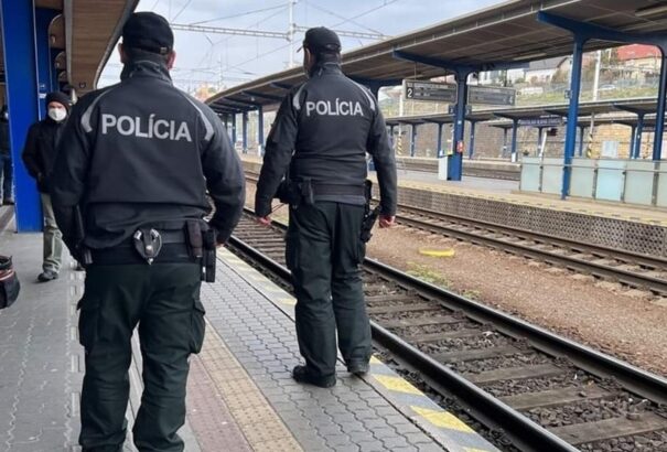 Bombariadót jelentettek a pozsonyi, nagyszombati és a kassai vasútállomáson