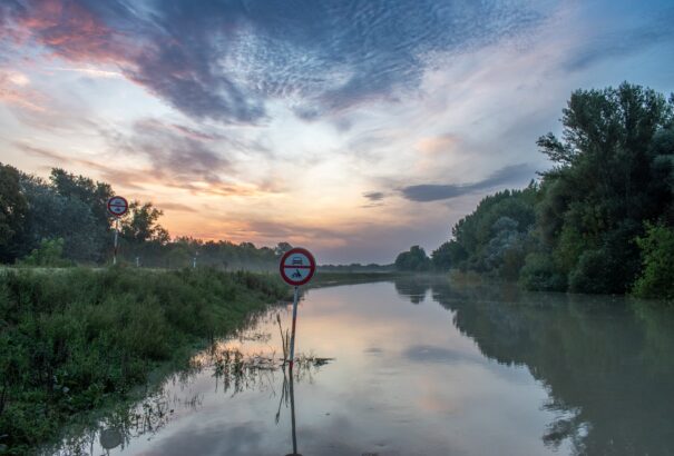 Folytatódik az árhullám tetőzése, a Bős alatti falvakban tovább emelkedik a vízszint (képek)
