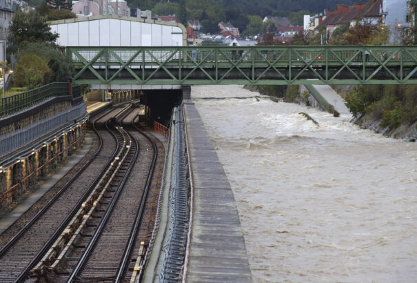 Bécs egy része víz alá került. Leállt a vasúti közlekedés az osztrák és a szlovák főváros között