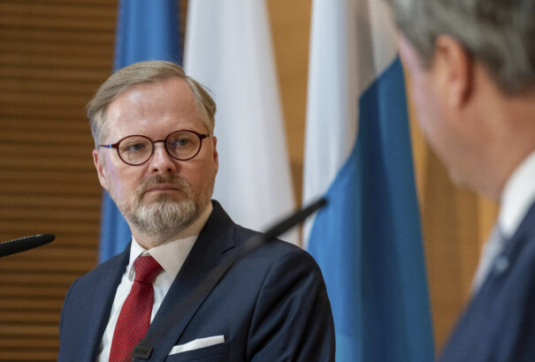 Kulminál a cseh kormányválság, de Fiala háborúpárti koalíciója nem bukik bele