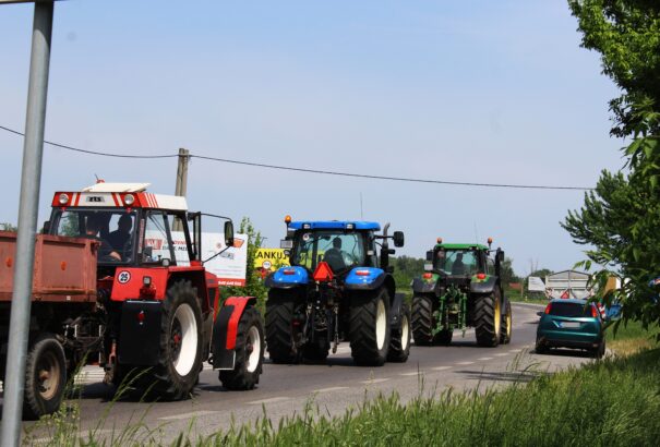 A gazdák szerint nehéz közlekedni a Nagymegyer körüli utakon