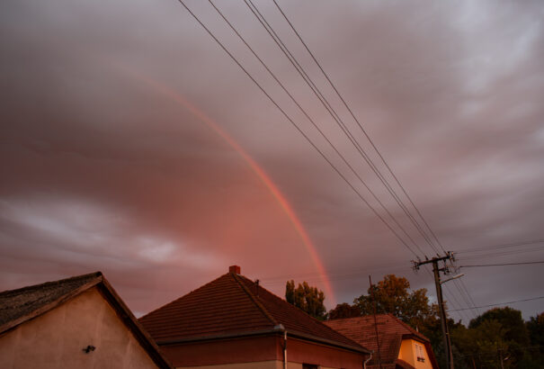 Kettészakad az ország, nyugaton leszakad az ég, keleten viszont kisüthet a nap