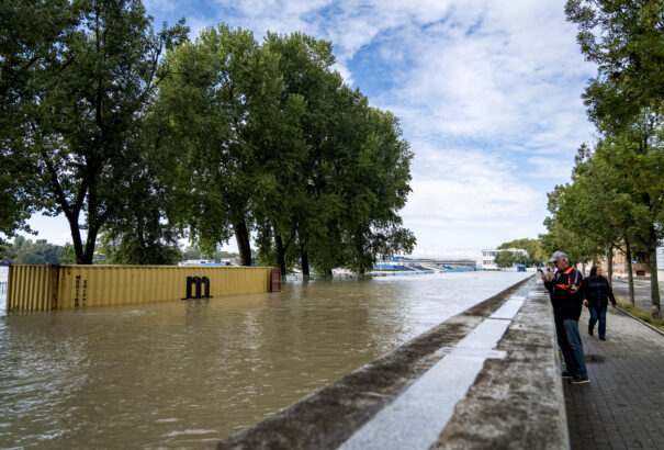 SHMÚ: Csak szerdán tetőzik a Duna Pozsonynál és Dévénynél