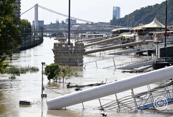 Lefelé halad a Dunán az árhullám, a nézelődők okozzák a legtöbb gondot