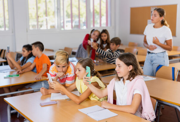 A holland iskolák országos tilalmat vezettek be a mobiltelefonok osztálytermekben való használatára