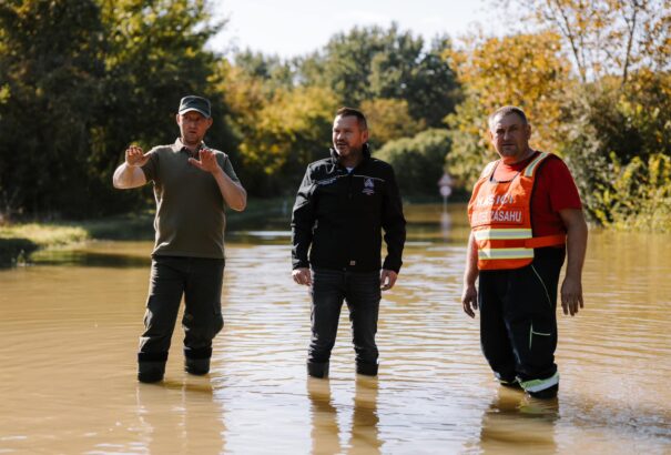 Árvízhelyzet Nyitra megyében: Helemba már két napja el van zárva a külvilágtól (Képekkel)
