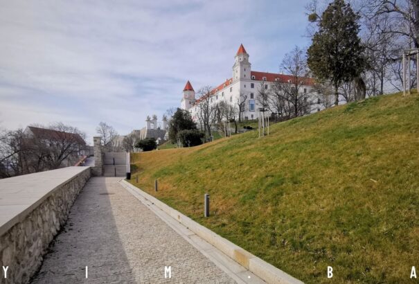 A pozsonyi vár területén leomlott a támfal egy kis része