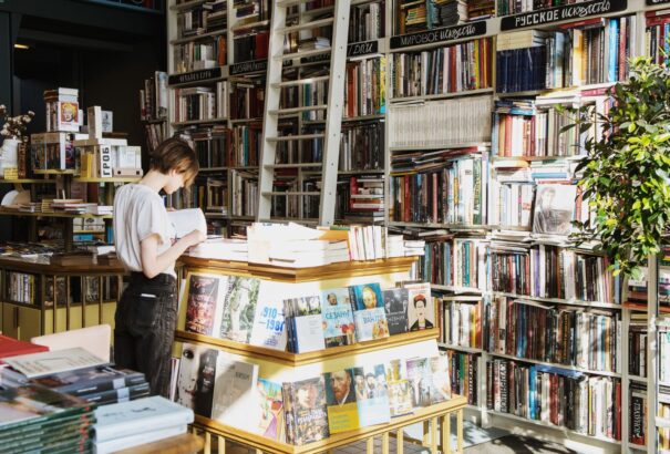 Fellélegezhetnek a könyvesboltok. 5%-ra csökkentik a könyvek, e-könyvek és hangoskönyvek áfáját