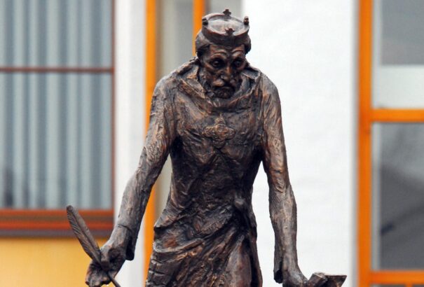 Komáromban megrongálták III. Béla király szobrát