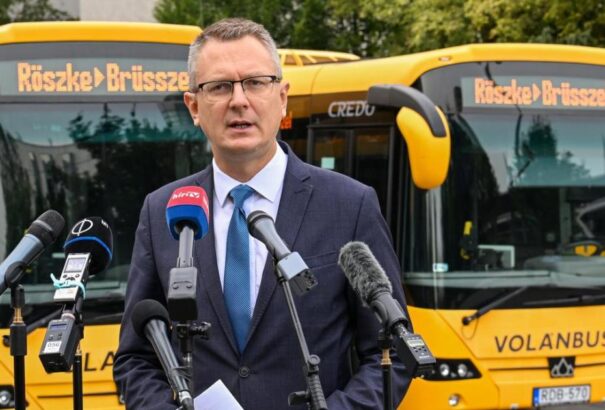 Brüsszel polgármestere megígérte, hogy blokkolja a bevándorlókat szállító buszokat, ha Magyarország beváltja a fenyegetéseket