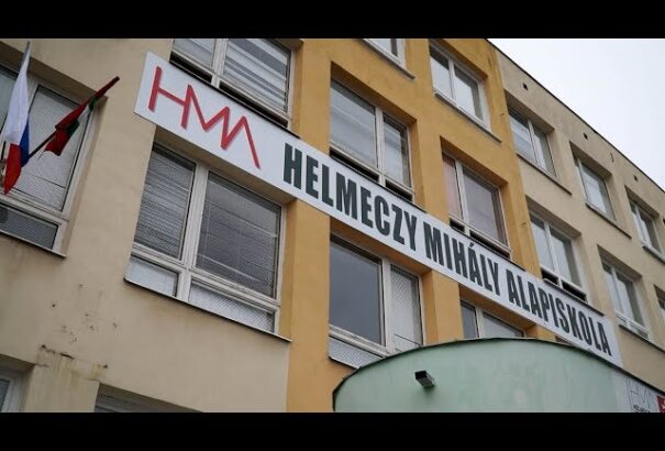 Vizsgálja a rendőrség a királyhelmeci magyar alapiskola ablakából kizuhant kisfiú ügyét