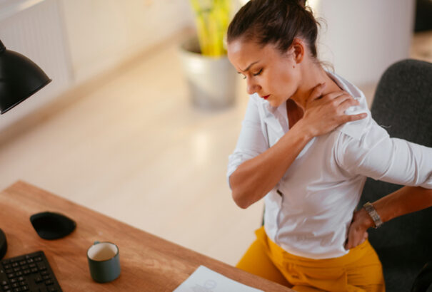 Az ülőmunka tönkreteszi a gerincet. Egy cipősdoboz is sokat segíthet