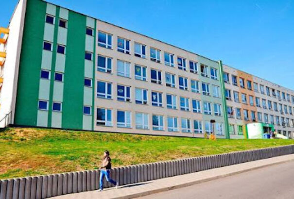 Kizuhant egy 11 éves fiú a királyhelmeci alapiskola ablakából, súlyos sérüléseket szenvedett